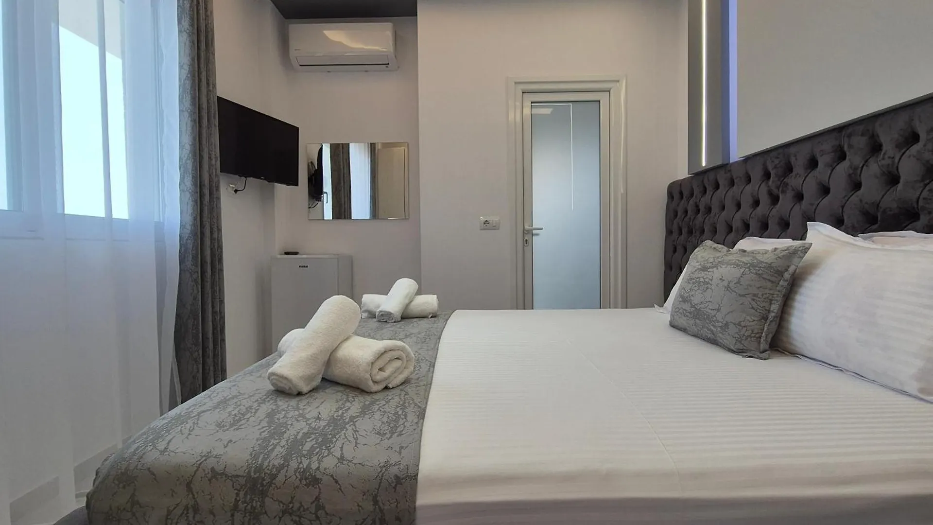 Vila Roxhest Sarandë