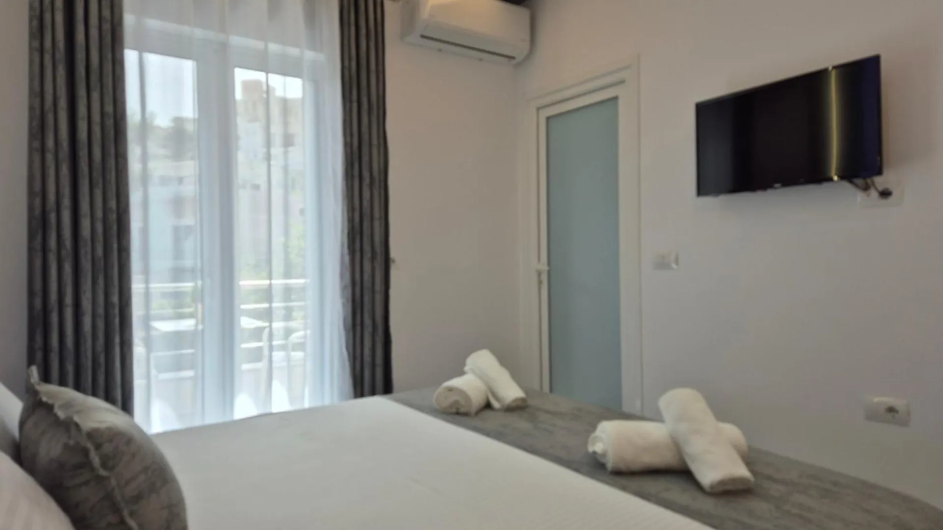 Aparthotel Vila Roxhest Sarande