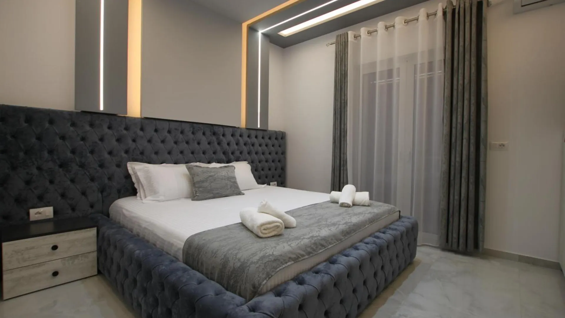 Vila Roxhest Sarande Aparthotel