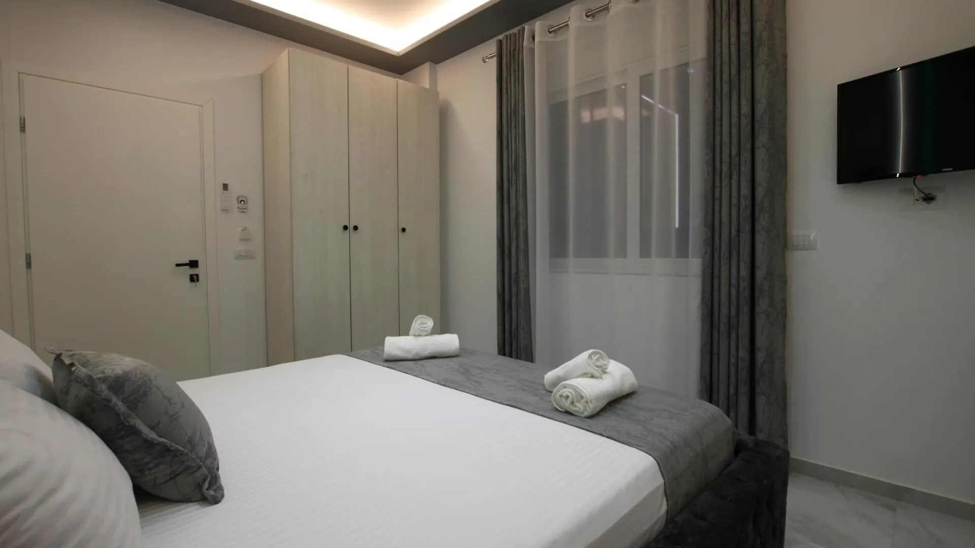 Vila Roxhest Sarande Aparthotel