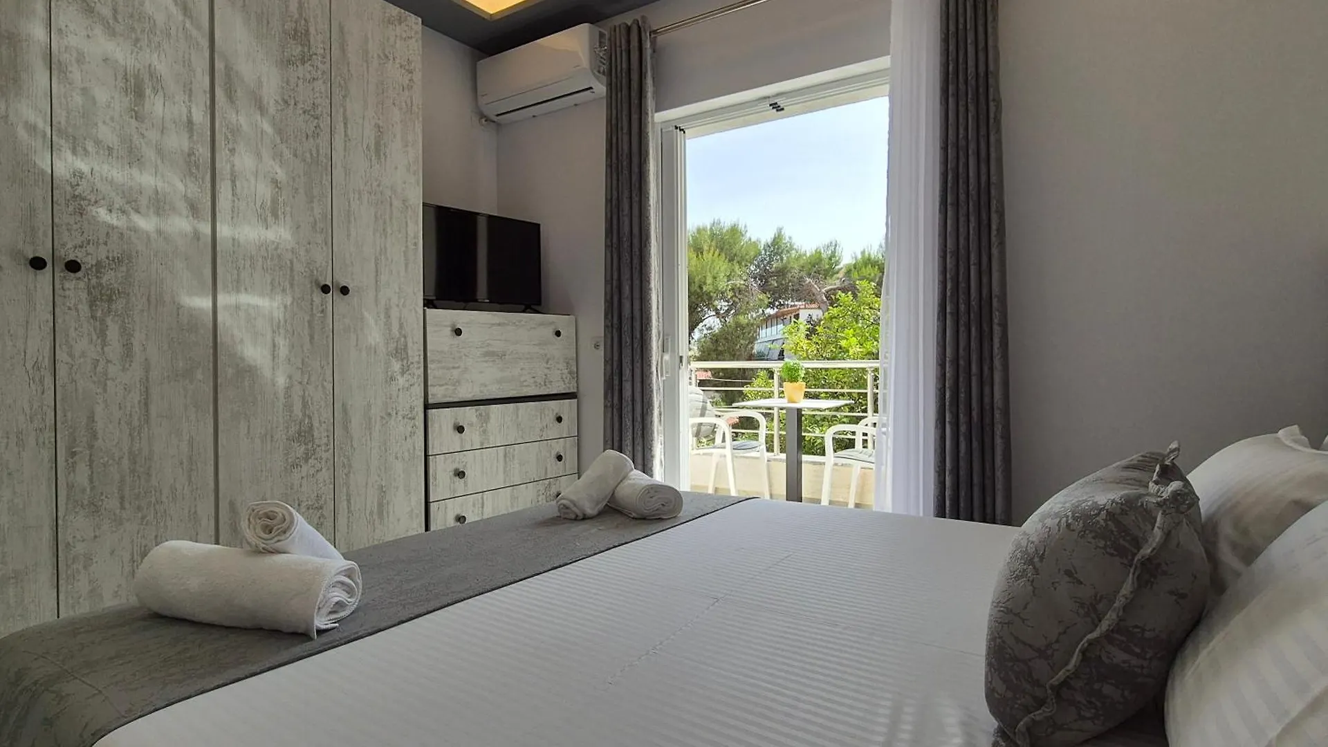 Vila Roxhest Sarande Aparthotel