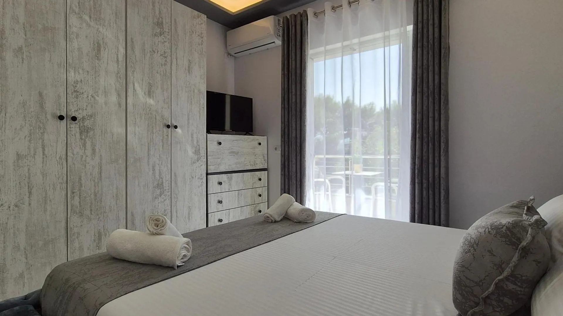 Aparthotel Vila Roxhest Sarande Albania
