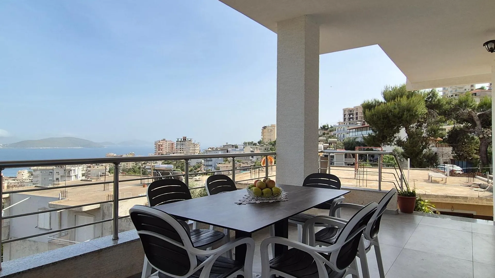 Vila Roxhest Sarande Aparthotel