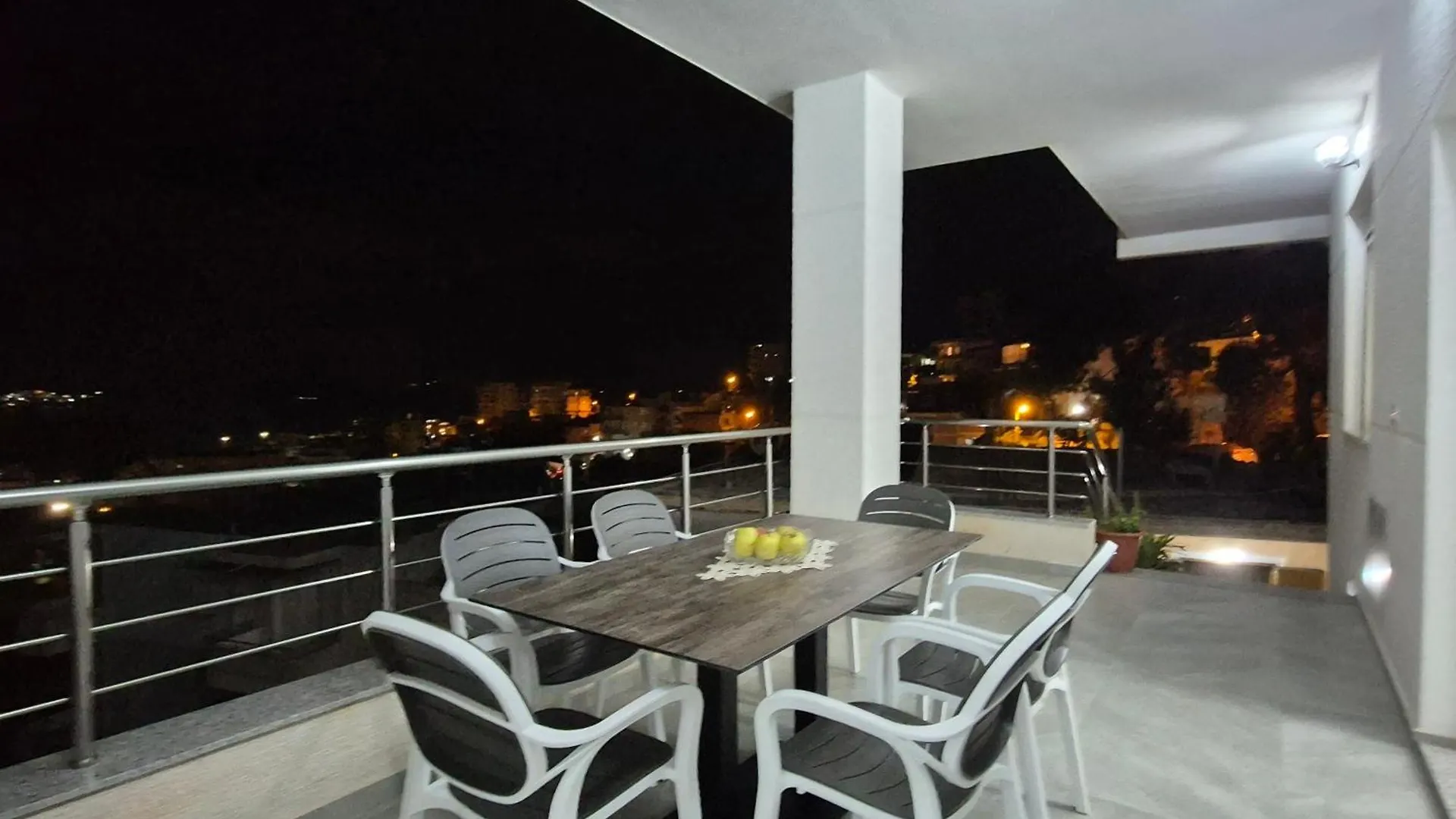 Vila Roxhest Sarande Aparthotel